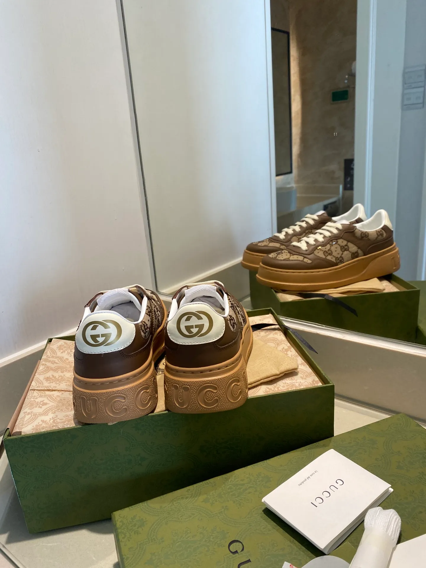 👟👟Ex-factory price 480👟👟 Gucci - the new Chunky B series lightweight soft thick sole sports series! G's couple's white shoes, Gucci counter style, Gucci catwalk style! The style design is light, luxurious and retro...thick sole increases height...similar to an upgraded version of classic white shoes! Original customized cowhide fabric (classic old floral fabric, perforation, embossing process), cowhide lining, original foam lightweight outsole, GG Logo on the heel, 4cm thick sole, classic Gucci webbing... Women's 35-40/Men's 39-44 (full size) Women's 41, Men's 45 are custom-made and non-returnable